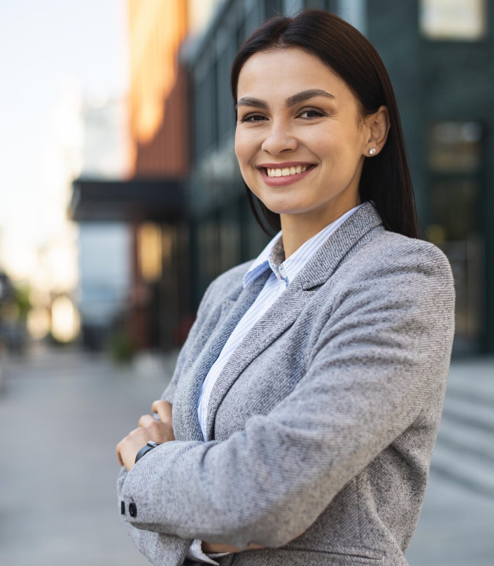 smiley-businesswoman-posing-city-with-arms-crossed